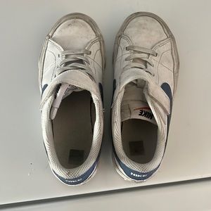 Good condition kids Nike shoes